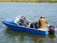 Рыбаки на синей лодке