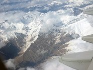 Кавказские горы под крылом самолета