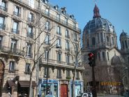 Вид на улицу с собором в Париже