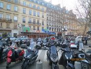 Стоянка мотороллеров на Парижской улице