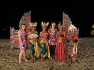Девушки в национальных костюмах острова Бали