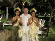 Мужчина с двумя девушками в национальных костюмах острова Бали
