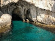 Пещера с бирюзовой водой