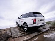 Range Rover поднимается по лестнице