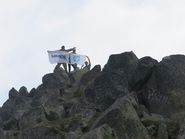 Флаги на вершине горы