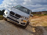 Белый BMW на склоне в 45 градусов