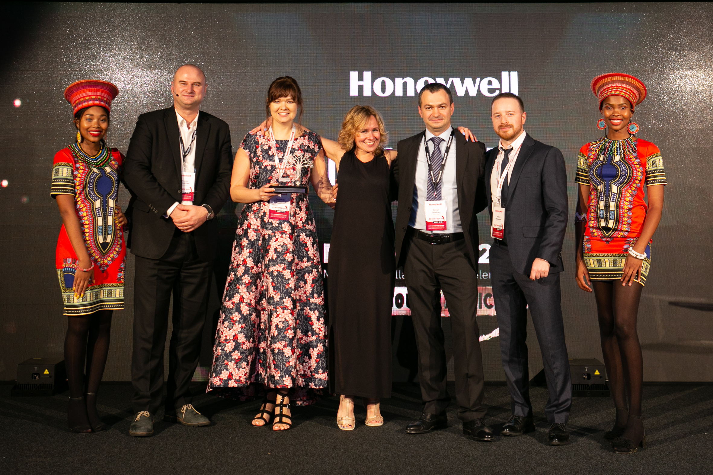 Вручение награды "Прорыв года" представителям "Марвел-Дистрибуции" во время конференции Honeywell ELEVATE 2020